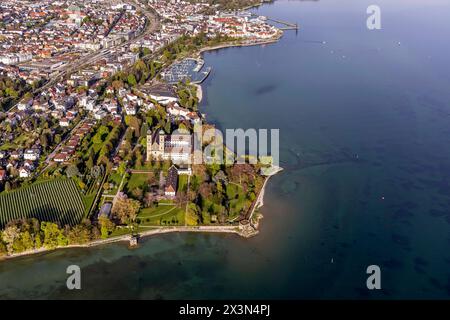 Flug im Zeppelin über den Bodensee. Friedrichhafen mit Schloss und Schloskirche. // 14.04.2024: Friedrichshafen, Baden-Württemberg, Deutschland, Europ Stockfoto