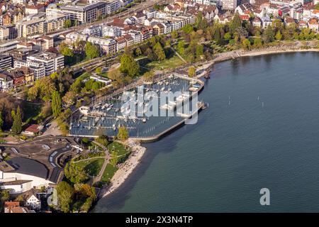 Flug im Zeppelin über den Bodensee, Friedrichhafen Yachthafen. // 14.04.2024: Friedrichshafen, Baden-Württemberg, Deutschland, Europa *** Zeppelin Fli Stockfoto