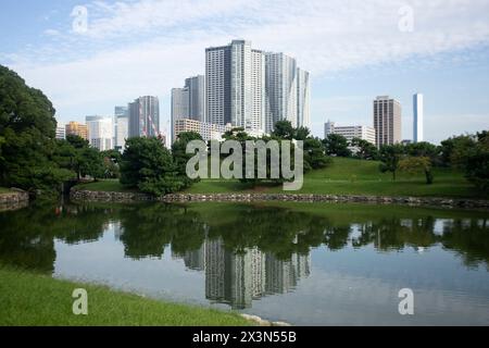 Die Gärten von Hamarikyu sind ein öffentlicher Park in Chūō, Tokio, Japan. Sie befinden sich an der Mündung des Flusses Sumida und sind von modernen Gebäuden umgeben. Stockfoto