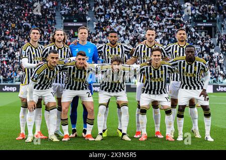 Turin, Italien. April 2024. Die Mannschaft des FC Juventus trat während des Fußballspiels der Serie A 2023/24 zwischen dem FC Juventus und dem AC Milan im Allianz Stadium auf. Endpunktzahl; Juventus 0;0 Mailand (Foto: Fabrizio Carabelli/SOPA Images/SIPA USA) Credit: SIPA USA/Alamy Live News Stockfoto