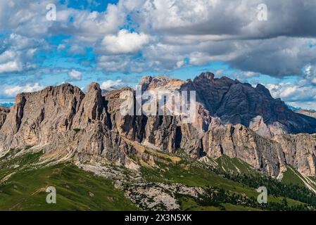 Blick auf Setsas, Conturines und wenige andere Gipfel vom Col di Lana in den Dolomiten Stockfoto