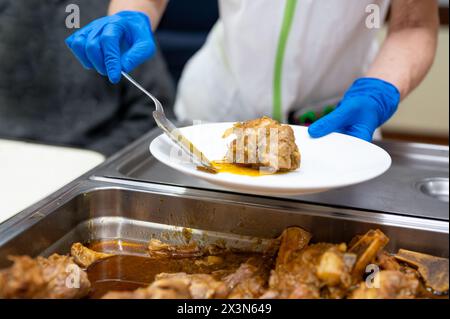 Nahaufnahme einer Krankenschwester, die Senioren im Pflegeheim Essen serviert. Hochwertige Fotografie Stockfoto