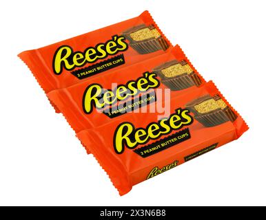 Hamburg – 24. April 2024: Reese's Peanut Butter Cups isoliert auf weißem Hintergrund Stockfoto