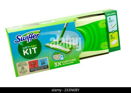 Hamburg, Deutschland - 26. April 2024: Swiffer Wet Dry Kit Bodenreiniger isoliert auf weißem Hintergrund Stockfoto