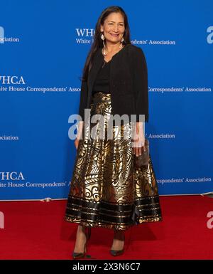 Washington, Usa. April 2024. US-Innenministerin Debra Haaland kommt am Samstag, den 27. April 2024, zum Abendessen der White House Correspondents Association im Washington Hilton Hotel 2024 in Washington, DC, USA. Foto: Ron Sachs/CNP/ABACAPRESS.COM Credit: Abaca Press/Alamy Live News Stockfoto