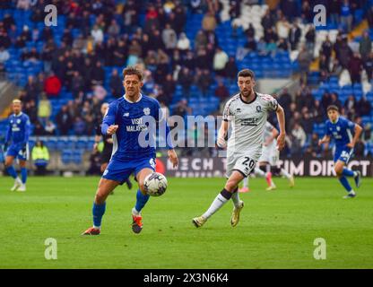 Der Cardiff City Spieler Ryan Wintle und der Middlesbrough Spieler Finn Azaz laufen in der Verteidigung um den Ball. Middlesbrough FC gegen Cardiff City. Cardiff, Wales. Stockfoto