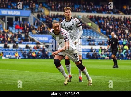 Luke Ayling, Middlesbrough FC-Spieler, tritt mit Rav Van den Berg hinter dem Ball. Middlesbrough gegen Cardiff. Cardiff City Stadium, Wales. Stockfoto