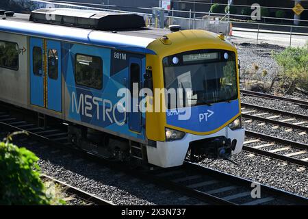 Vorderansicht eines Siemens Nexas-Zuges in Frankston, der von der Metro Melbourne betrieben wird, dessen Dach von der Nachmittagssonne beleuchtet wird Stockfoto