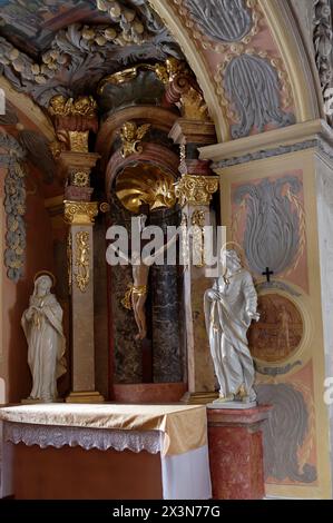 Sopron, Ungarn. Kathedrale Kirche St. George in der Altstadt von Sopron. Seitenaltar mit Kreuzigungsszene Stockfoto