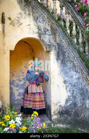 Blumen-Hmong-Frau stickt im Hmong Kings Palace (Vau Meo) in Bac Ha, Lao Cai Provinz, Vietnam Stockfoto