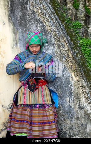 Blumen-Hmong-Frau stickt im Hmong Kings Palace (Vau Meo) in Bac Ha, Lao Cai Provinz, Vietnam Stockfoto