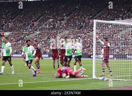 London, Großbritannien. April 2024. Alphonse Areola (WHU) stürzt nach einem Zusammenstoß mit Cody Gakpo (L) ab, bevor Schiedsrichter Anthony Taylor das Spiel kurz darauf abbrach, als Cody Gakpo (L) kurz darauf beim EPL-Spiel West Ham United gegen Liverpool im London Stadium, London, UK, am 27. April 2024 antrat. Quelle: Paul Marriott/Alamy Live News Stockfoto