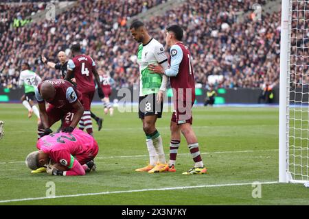 London, Großbritannien. April 2024. Alphonse Areola (WHU) stürzt nach einem Zusammenstoß mit Cody Gakpo (L) ab, bevor Schiedsrichter Anthony Taylor das Spiel kurz darauf abbrach, als Cody Gakpo (L) kurz darauf beim EPL-Spiel West Ham United gegen Liverpool im London Stadium, London, UK, am 27. April 2024 antrat. Quelle: Paul Marriott/Alamy Live News Stockfoto