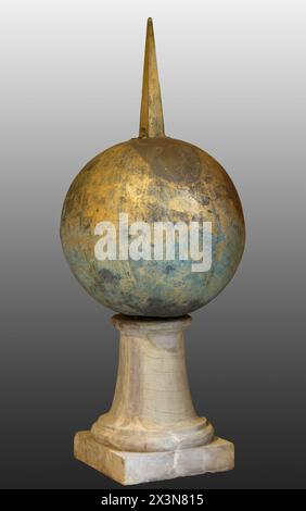 Bronzekugel enthält die Asche von St. Peter oder Julius Cäsar. Vom Vatikanischen Obelisk - ägyptischer Obelisk auf St. Petersplatz der Vatikanstadt. Stockfoto