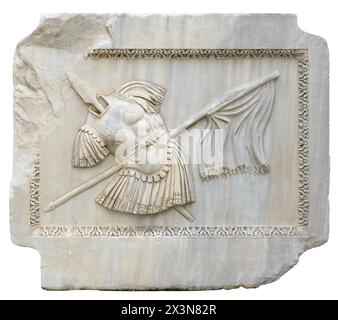 Trophäen von Waffen (Rüstung, Lanze und Flagge) Relief aus dem Hadrianeum, einem Tempel des vergöttlichten Hadrian auf dem Campus Martius Stockfoto