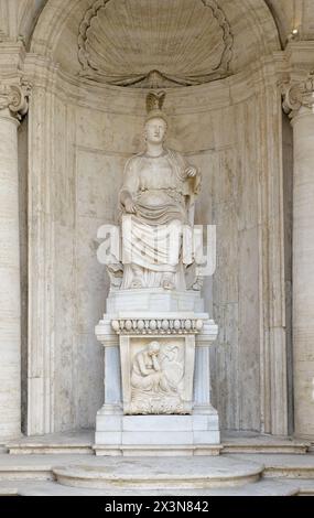 Kolossale Statue des sitzenden Roms: „Cesi Roma“-Hadrianzeit. Rom, Italien Stockfoto