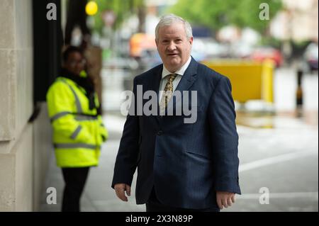 London, England, Großbritannien. April 2024. IAN BLACKFORD, ehemaliger Führer der Scottish National Party (SNP) im House of Commons, wird vor den BBC Studios gesehen, bevor er am Sonntag mit Laura Kuenssberg auftrat. (Kreditbild: © Thomas Krych/ZUMA Press Wire) NUR REDAKTIONELLE VERWENDUNG! Nicht für kommerzielle ZWECKE! Quelle: ZUMA Press, Inc./Alamy Live News Stockfoto