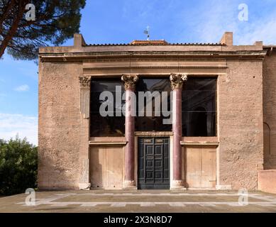 Atriumaußenseite des Lateran Baptisteriums (Battistero lateranense, auch bekannt als San Giovanni in Fonte oder San Giovanni in Onda). Rom, Italien Stockfoto