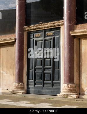 Atriumaußenseite des Lateran Baptisteriums (Battistero lateranense, auch bekannt als San Giovanni in Fonte oder San Giovanni in Onda). Rom, Italien Stockfoto