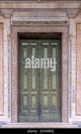 Die Archbasilika des Heiligen Johannes Lateran (Basilica di San Giovanni in Laterano). Das Hauptportal, Bronzetüren von der Curia Iulia. Lateranbasilika oder Stockfoto