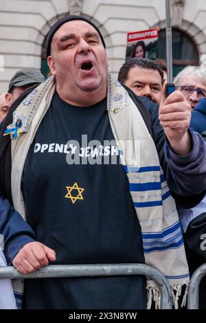 Waterloo Place, London, Großbritannien. April 2024. Ein "offen jüdischer" Mann bei der Gegenproteste "genug ist genug" nimmt Stellung gegen die offene Unterstützung und Verherrlichung verbotener Terrororganisationen, und ein wahrgenommenes zweistufiges Polizeisystem hat die Sorgen der britischen Juden und ihrer Verbündeten weiter geschürt. Die Gegenproteste wurden als Reaktion auf fast sieben Monate propalästinensische Märsche organisiert. Frühere Gegenproteste haben dazu geführt, dass die Gruppe mit Todesdrohungen und Aufforderungen zum Völkermord an Juden aus der Nation Israel konfrontiert ist. Foto: Amanda Rose/Alamy Live News Stockfoto