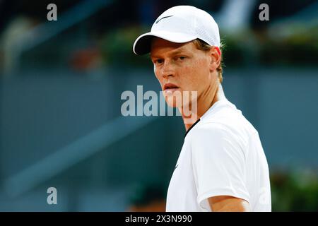 Jannik Sinner von Italien im Kampf gegen Lorenzo Sonego von Italien während der Mutua Madrid Open 2024, ATP Masters 1000 und WTA 1000, Tennisturnier am 27. April 2024 in Caja Magica in Madrid, Spanien Stockfoto