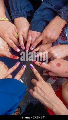 Ajmer, Indien. April 2024. In der zweiten Wahlphase im Dorf Kishangarh im Bezirk Ajmer in Rajasthan gaben die Menschen ihre Stimmen ab. (Foto: Shaukat Ahmed/Pacific Press) Credit: Pacific Press Media Production Corp./Alamy Live News Stockfoto