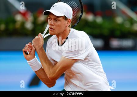 Jannik Sinner von Italien im Kampf gegen Lorenzo Sonego von Italien während der Mutua Madrid Open 2024, ATP Masters 1000 und WTA 1000, Tennisturnier am 27. April 2024 in Caja Magica in Madrid, Spanien Stockfoto