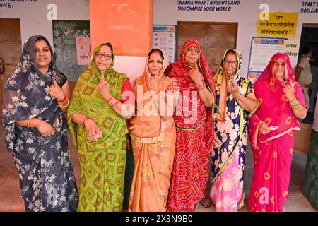 Ajmer, Indien. April 2024. In der zweiten Wahlphase im Dorf Kishangarh im Bezirk Ajmer in Rajasthan gaben die Menschen ihre Stimmen ab. (Foto: Shaukat Ahmed/Pacific Press) Credit: Pacific Press Media Production Corp./Alamy Live News Stockfoto