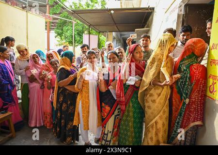 Ajmer, Indien. April 2024. In der zweiten Wahlphase im Dorf Kishangarh im Bezirk Ajmer in Rajasthan gaben die Menschen ihre Stimmen ab. (Foto: Shaukat Ahmed/Pacific Press) Credit: Pacific Press Media Production Corp./Alamy Live News Stockfoto