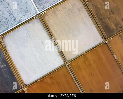 Die verschiedenen Farben der Salinen von oben gesehen Stockfoto