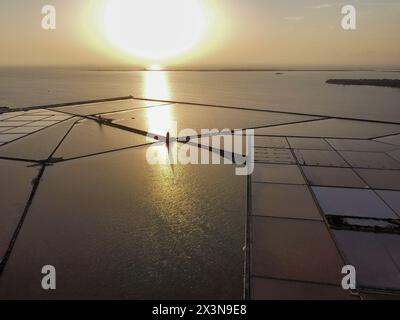 Aus der Vogelperspektive auf die Salinen von Stagnone und die alten Windmühlen bei Sonnenuntergang Stockfoto