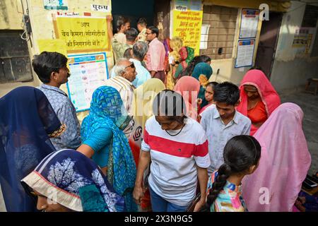 Ajmer, Rajasthan, Indien. April 2024. In der zweiten Wahlphase im Dorf Kishangarh im Bezirk Ajmer in Rajasthan gaben die Menschen ihre Stimmen ab. (Kreditbild: © Shaukat Ahmed/Pacific Press via ZUMA Press Wire) NUR REDAKTIONELLE VERWENDUNG! Nicht für kommerzielle ZWECKE! Stockfoto