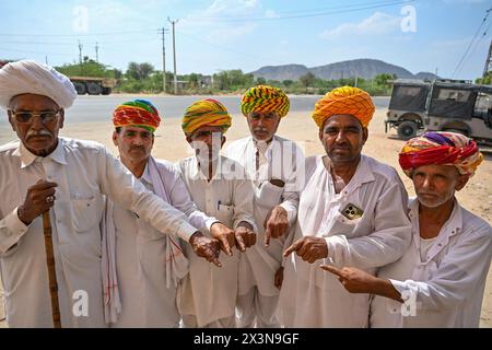 Ajmer, Rajasthan, Indien. April 2024. In der zweiten Wahlphase im Dorf Kishangarh im Bezirk Ajmer in Rajasthan gaben die Menschen ihre Stimmen ab. (Kreditbild: © Shaukat Ahmed/Pacific Press via ZUMA Press Wire) NUR REDAKTIONELLE VERWENDUNG! Nicht für kommerzielle ZWECKE! Stockfoto