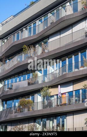 Die Fassade eines modernen grauen Wohnhauses in Berlin Stockfoto