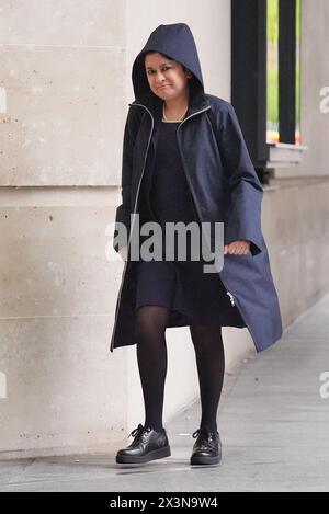 Baroness Shami Chakrabarti kommt am BBC Broadcasting House in London an, um am Sonntag mit Laura Kuenssberg in der Sendung BBC One Current Affairs zu erscheinen. Bilddatum: Sonntag, 28. April 2024. Stockfoto