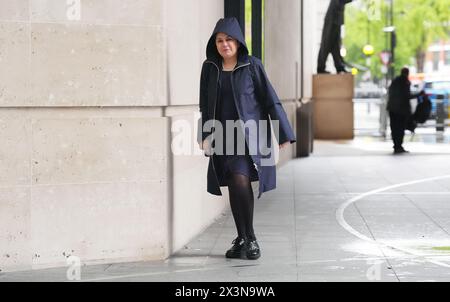 Baroness Shami Chakrabarti kommt am BBC Broadcasting House in London an, um am Sonntag mit Laura Kuenssberg in der Sendung BBC One Current Affairs zu erscheinen. Bilddatum: Sonntag, 28. April 2024. Stockfoto