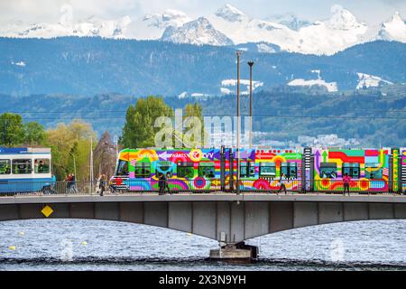 Trambahn auf der Zürcher Quaibrücke, Blick auf die Alpen, Zürich, Wochenende, April 2024 Schweiz, Zürich, 27. April 2024, Zürcher Tram fährt auf der Quaibrücke über die Limmat, gute Fernsicht auf die Alpen, Straßenbahn des ZVV, Zürcher Verkehrsverbund, Zürich verfügt über ein vorbildlich ausgebautes Nahverkehrssystem, Trambahnen verkehren im 5-Miniuten-Takt, Frühling, Wochenende, *** Straßenbahn auf der Zürich Quaibrücke, Blick auf die Alpen, Zürich, Wochenende, April 2024 Schweiz, Zürich, am 27. April 2024 überquert die Züricher Straßenbahn die Limmat auf der Quaibrücke, guter Fernblick auf die Alpen, Straßenbahn Stockfoto