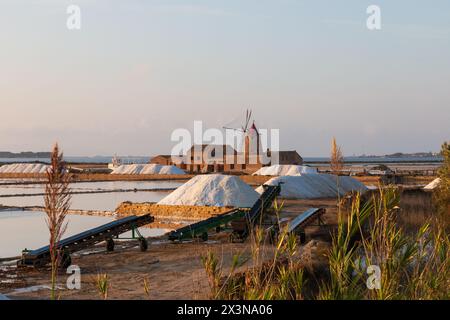 Wunderschöner Blick auf die Saline von Mozia bei Sonnenuntergang. Stockfoto