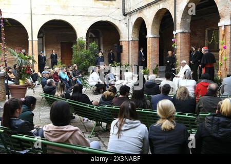 Venedig, Italien. April 2024. Papst Franziskus trifft sich bei seinem Besuch in Venedig am 28. April 2024 mit den Häftlingen des Frauengefängnisses auf der Insel Giudecca. Foto: (EV) Vatican Media/ABACAPRESS.COM Credit: Abaca Press/Alamy Live News Stockfoto