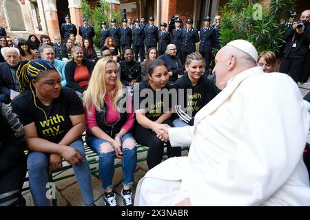 Venedig, Italien. April 2024. Papst Franziskus trifft sich bei seinem Besuch in Venedig am 28. April 2024 mit den Häftlingen des Frauengefängnisses auf der Insel Giudecca. Foto: (EV) Vatican Media/ABACAPRESS.COM Credit: Abaca Press/Alamy Live News Stockfoto