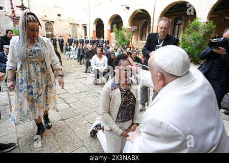 Venedig, Italien. April 2024. Papst Franziskus trifft sich bei seinem Besuch in Venedig am 28. April 2024 mit den Häftlingen des Frauengefängnisses auf der Insel Giudecca. Foto: (EV) Vatican Media/ABACAPRESS.COM Credit: Abaca Press/Alamy Live News Stockfoto