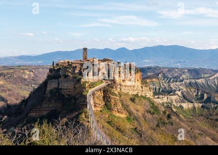 Spektakuläre Aussicht auf Civita di Bagnoregio, die sterbende Stadt. Stockfoto