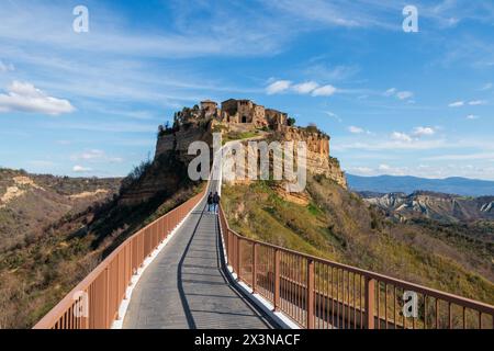 Die einzige Zufahrt zur berühmten Stadt Civita di Bagnoregio Stockfoto