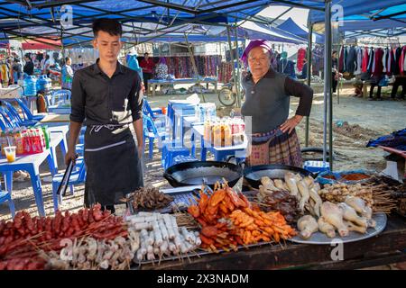 Imbissstand auf dem Can Cau Markt in der Provinz Lao Cai, Vietnam Stockfoto