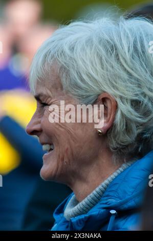 Glasgow, Schottland, Großbritannien. April 2024. Judy Murray in Glasgow Green zu Beginn des Kiltwalk Glasgow 2024, einer Wohltätigkeitsveranstaltung, die von der Hunter Foundation unterstützt wird, bei der Wanderer drei Entfernungen zur Auswahl haben: A Mighty Stride (23 Meilen), A Big Walk (14 Meilen) oder The Wee Wander (6 Meilen). Quelle: Skully/Alamy Live News Stockfoto