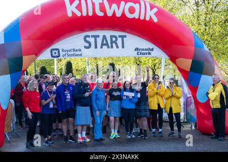 Glasgow, Schottland, Großbritannien. April 2024. In Glasgow Green zu Beginn des Kiltwalk Glasgow 2024, einer Wohltätigkeitsveranstaltung, die von der Hunter Foundation unterstützt wird, bei der Wanderer drei Entfernungen zur Auswahl haben: Ein Mighty Stride (23 Meilen), ein Big Walk (14 Meilen) oder der Wee Wander (6 Meilen). Quelle: Skully/Alamy Live News Stockfoto