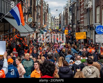 Amsterdam, Niederlande. April 2024. Die Straßen sind voller Menschen, die die Feier genießen. Der Königstag ist bekannt als eines der größten und farbenprächtigsten Festlichkeiten des Landes, besonders in Amsterdam. Die Stadt strotzt vor Orange, während die Menschen die größte Straßenparty des Jahres genießen, die freien Märkte genießen und Spaß auf den Booten entlang der Kanäle haben. Quelle: SOPA Images Limited/Alamy Live News Stockfoto