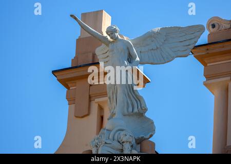 GENUA, ITALIEN, 26. JULI 2023 - die Statue des Siegesengels des faschistischen Regimes auf einem historischen Gebäude von Genua, Italien Stockfoto