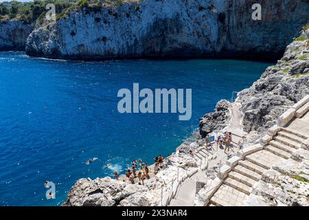 CASTRO, ITALIEN, 14. JULI 2022 - Blick auf die hohen Klippen der Küstenstadt Castro in der Region Salento, Provinz Lecce, Apulien, Italien Stockfoto